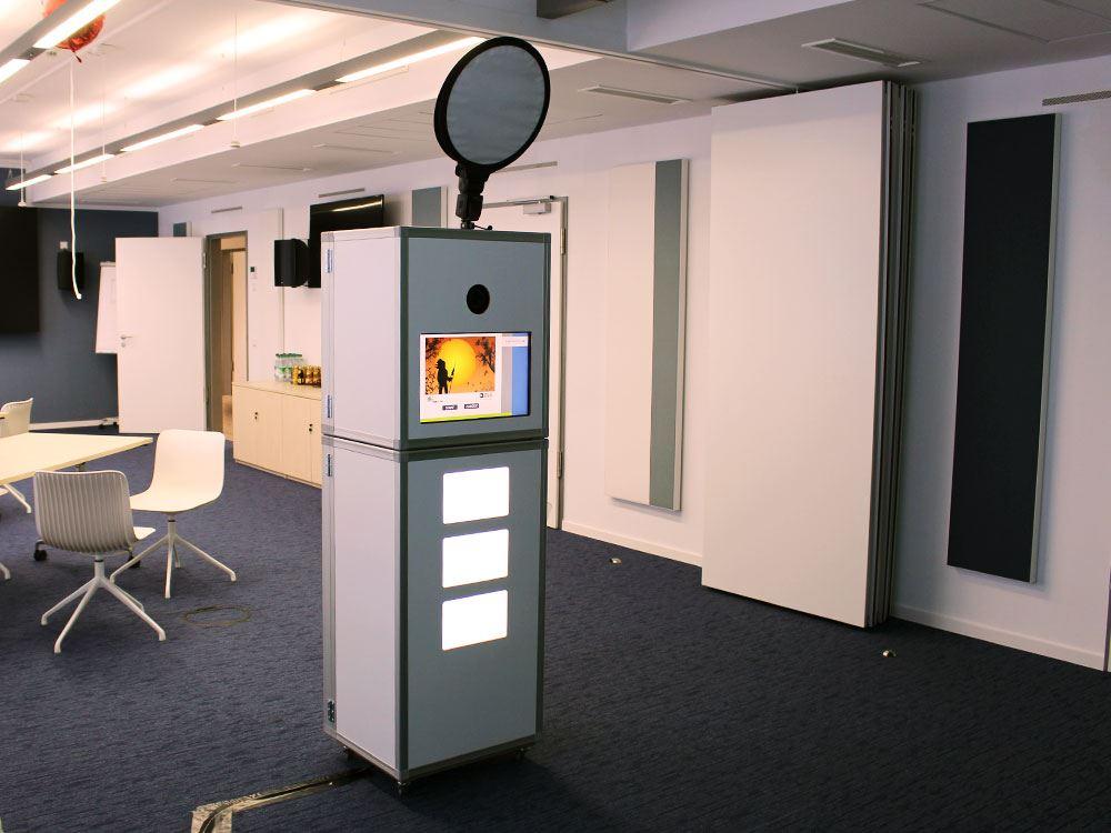 Säulenfotobox mit Touchscreen und LED-Technik